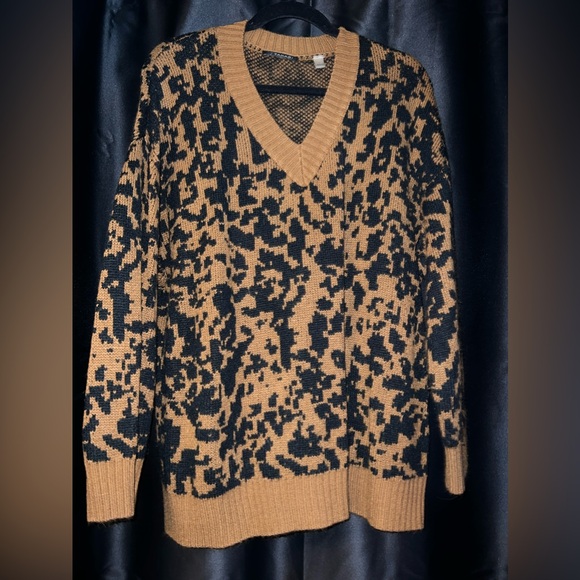 Chic Animal Print Sweater - Picture 1 of 4